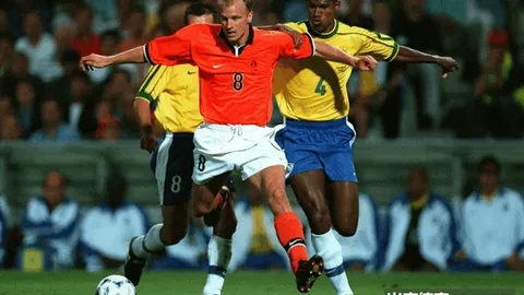 “上海媒体热议中超海港队表现，球迷情绪高涨反响强烈”